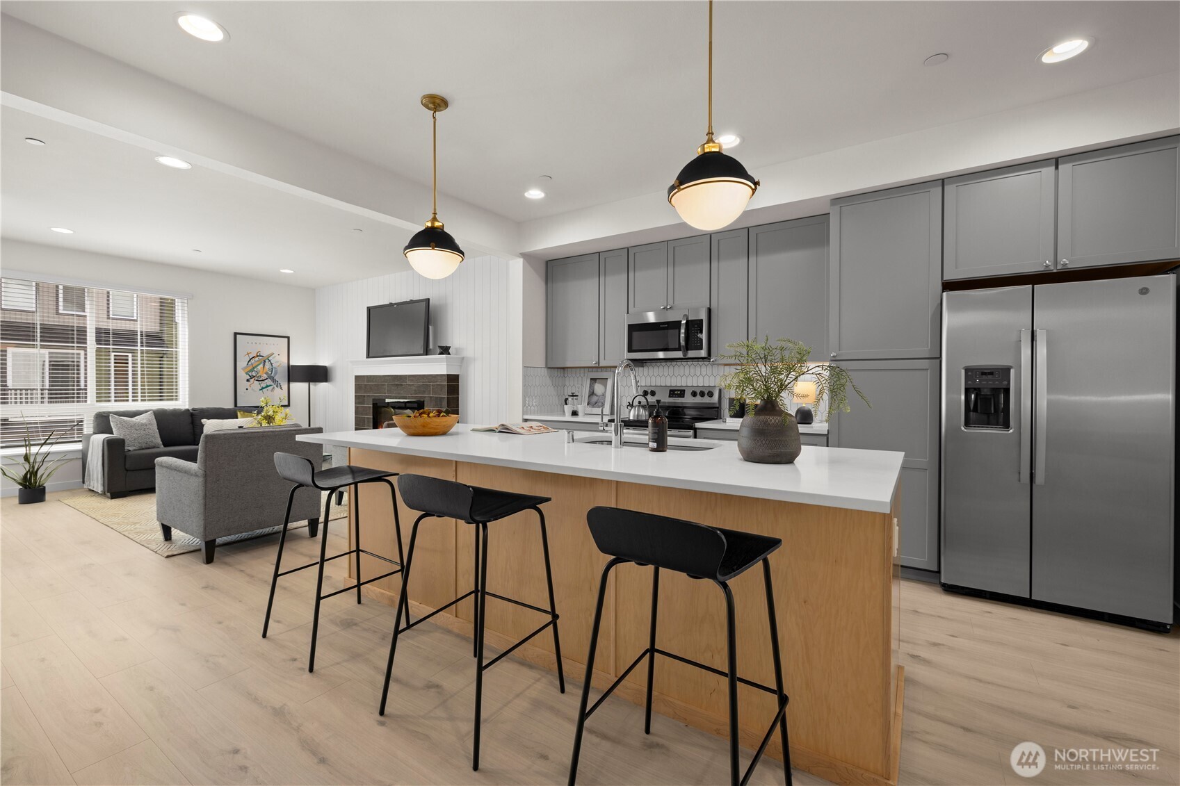 18527 1st Ave NE Unit: C