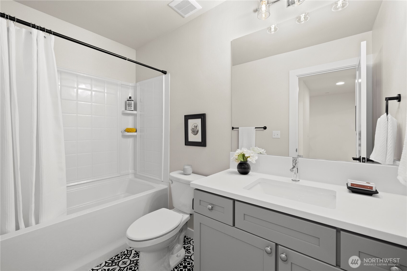 18527 1st Ave NE Unit: C