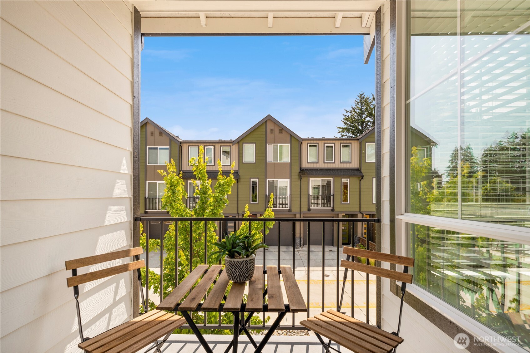 18527 1st Ave NE Unit: C