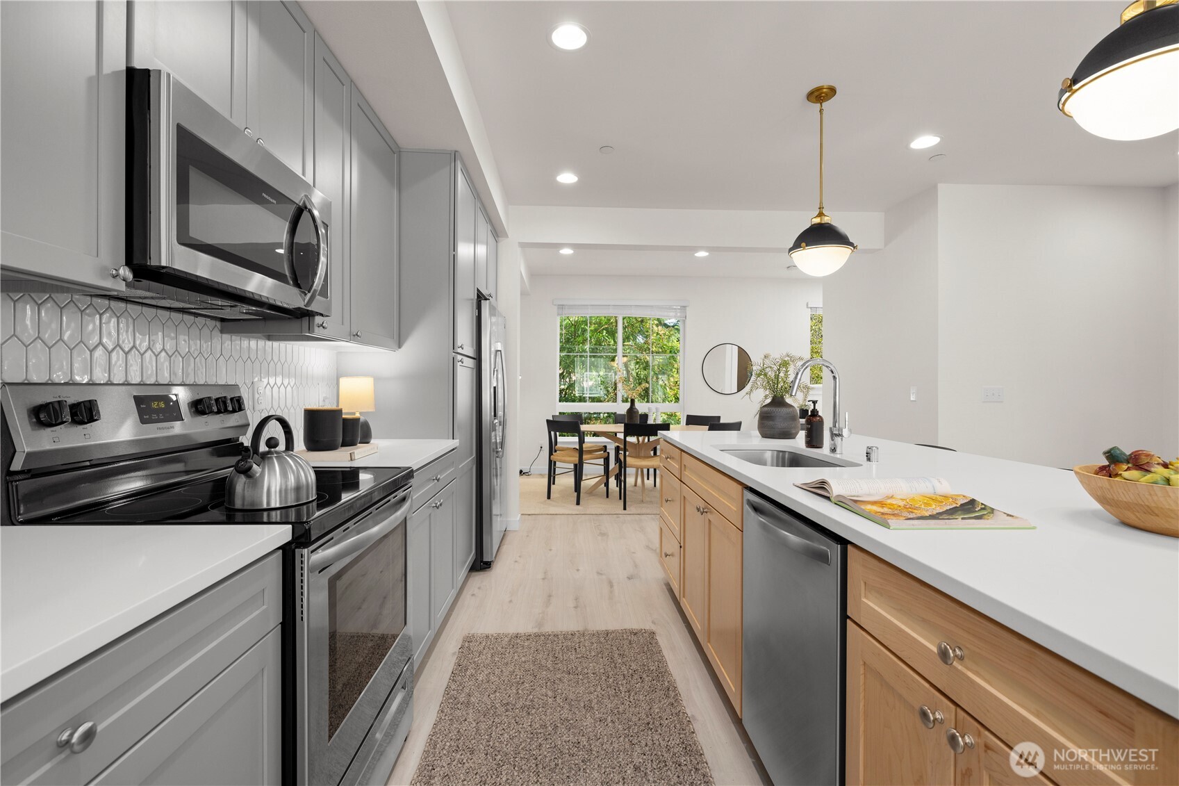 18527 1st Ave NE Unit: C