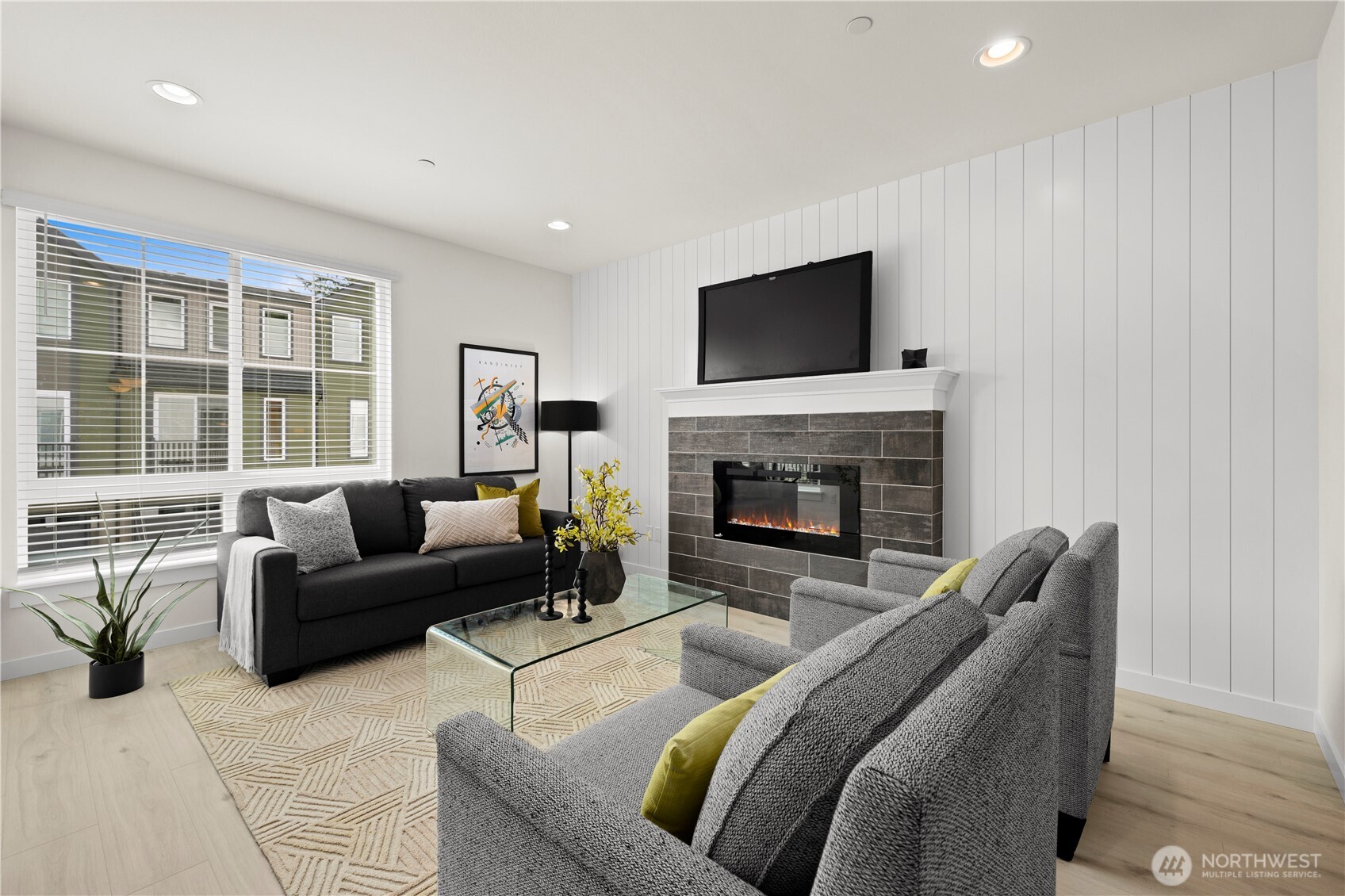 18527 1st Ave NE Unit: C