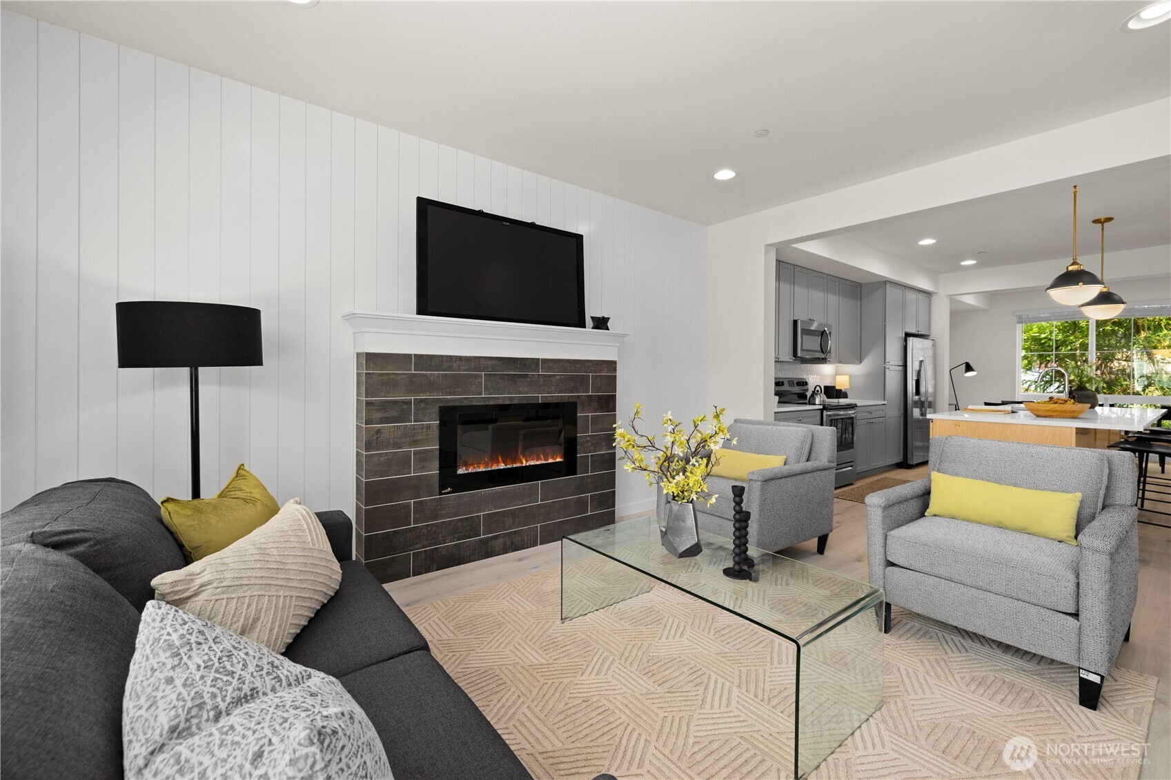 18527 1st Ave NE Unit: C