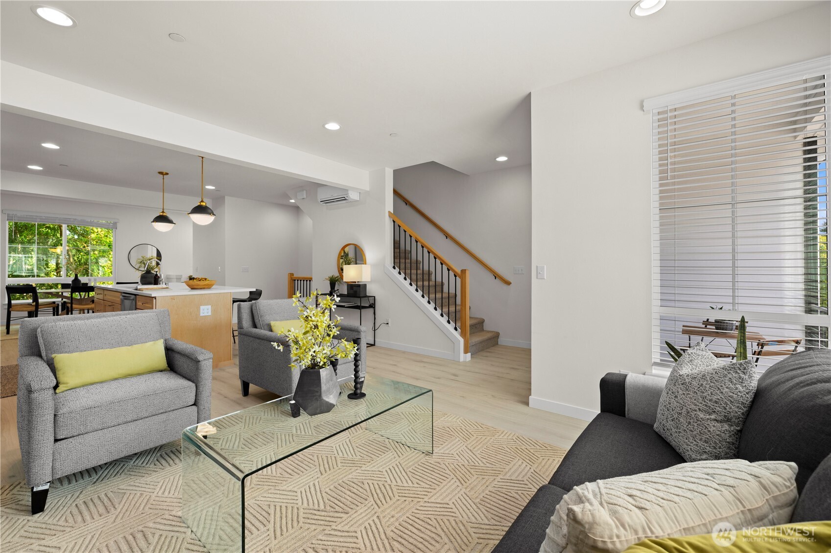 18527 1st Ave NE Unit: C