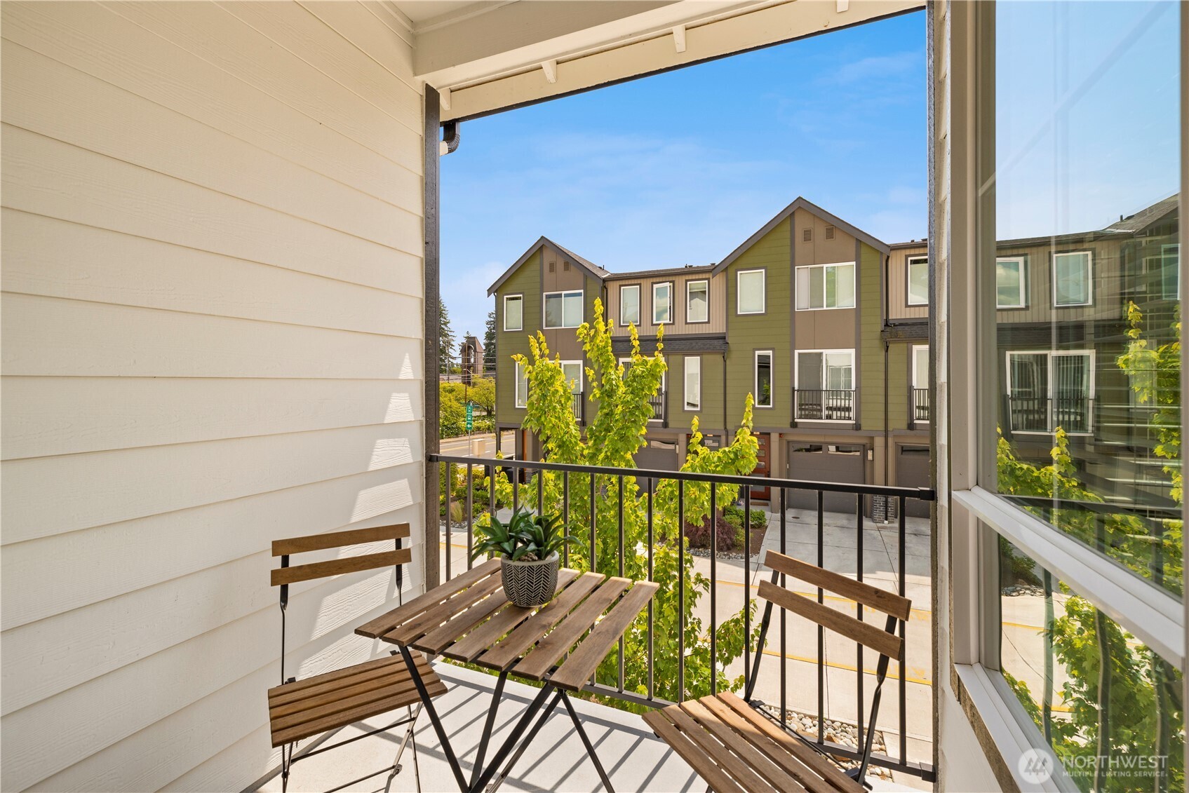 18527 1st Ave NE Unit: C
