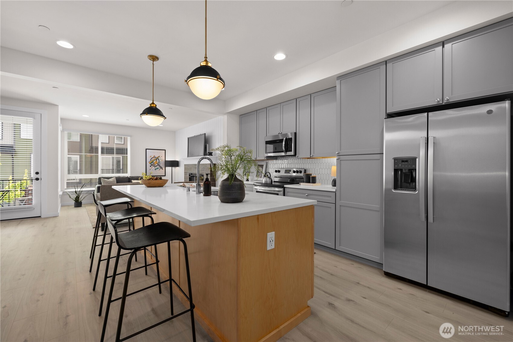 18527 1st Ave NE Unit: C