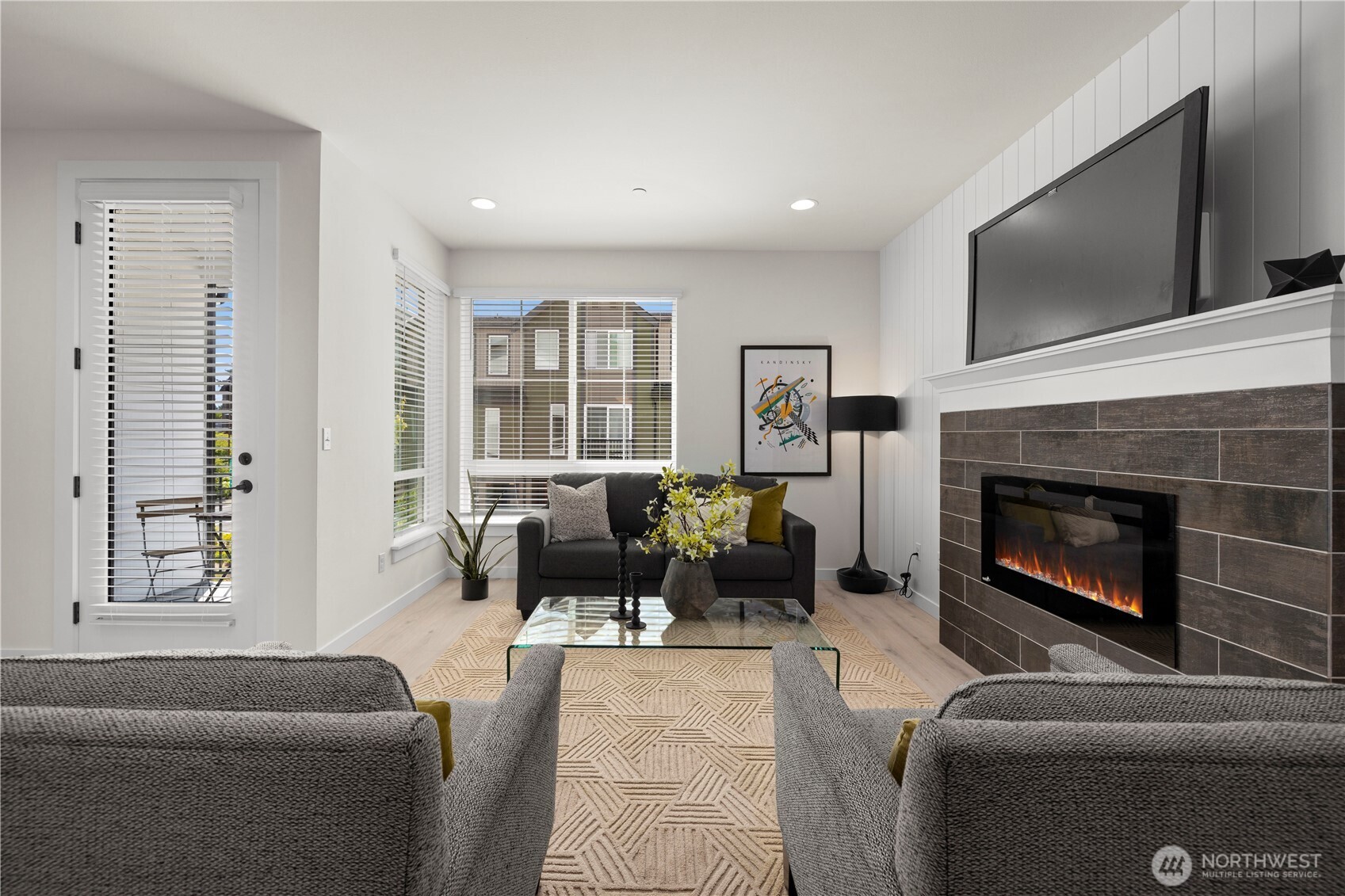 18527 1st Ave NE Unit: C