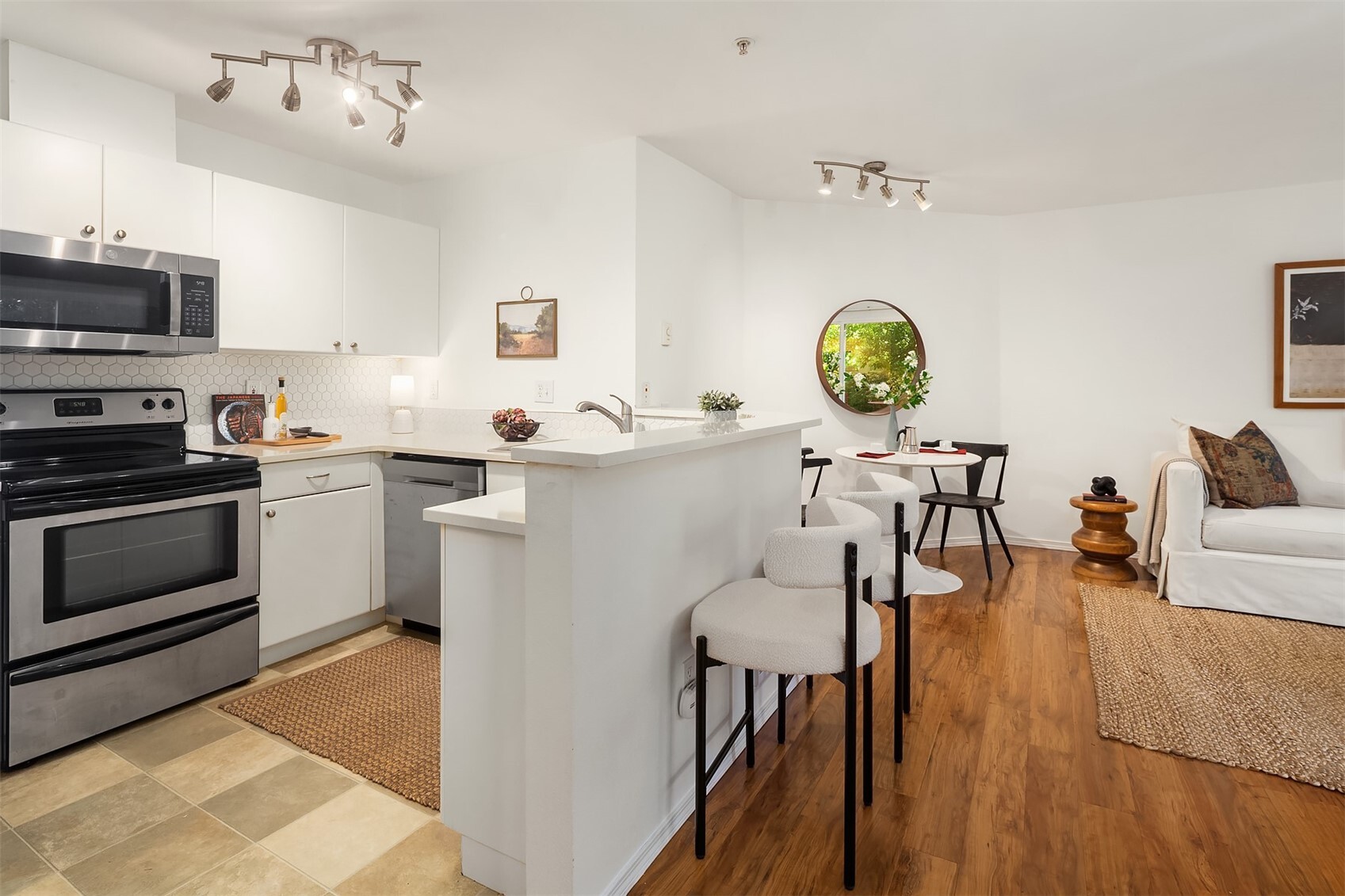 323 Queen Anne Avenue N Unit: 217