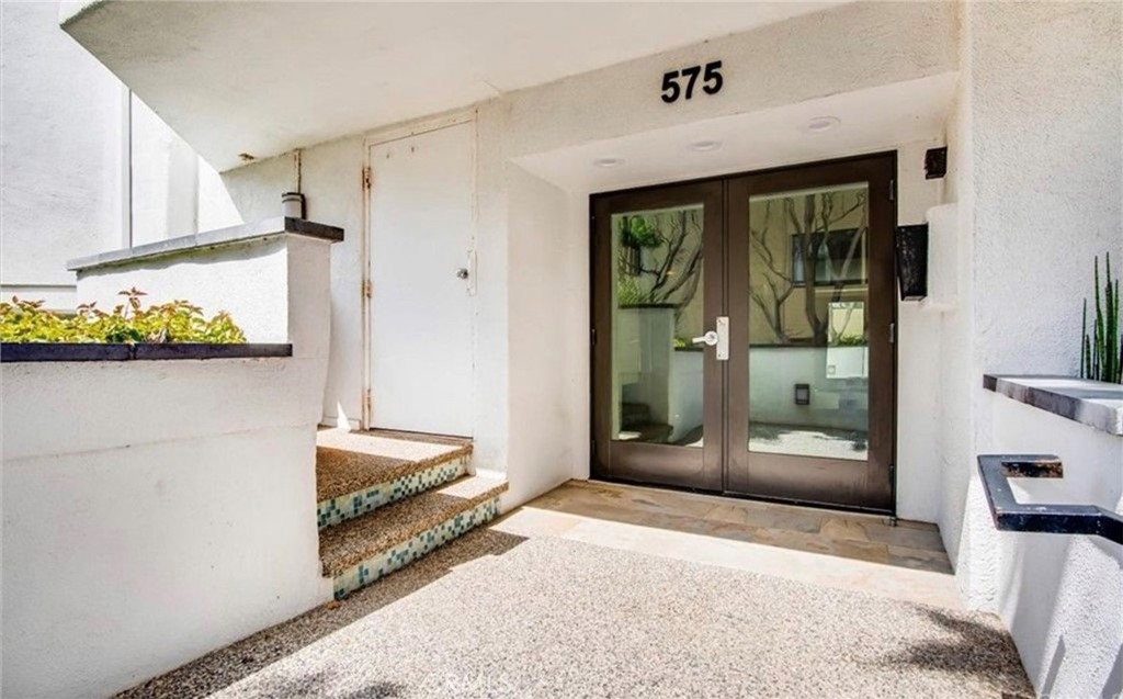 575 Esplanade 305
