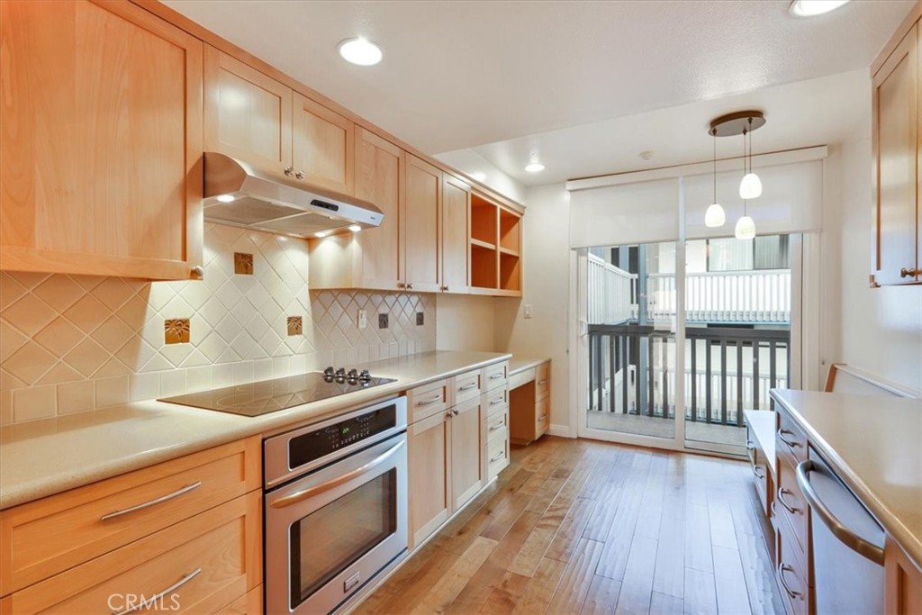 575 Esplanade 305