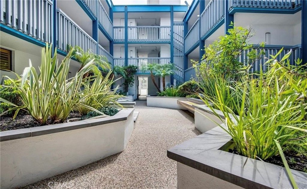 575 Esplanade 305