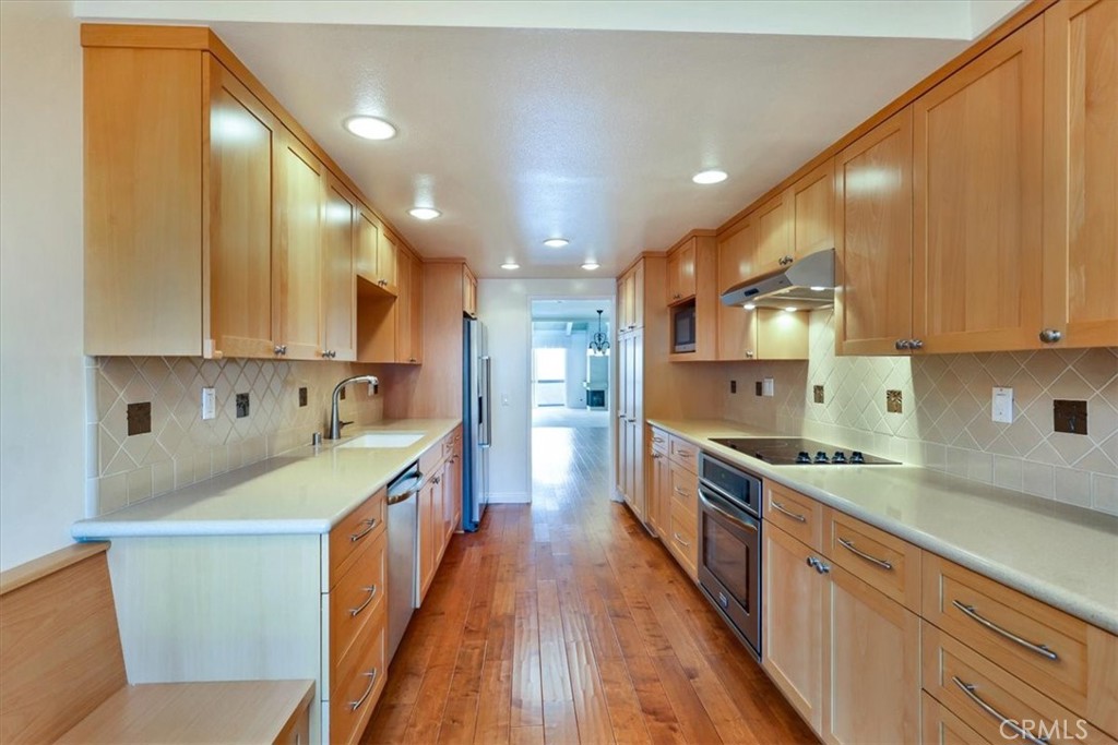 575 Esplanade 305