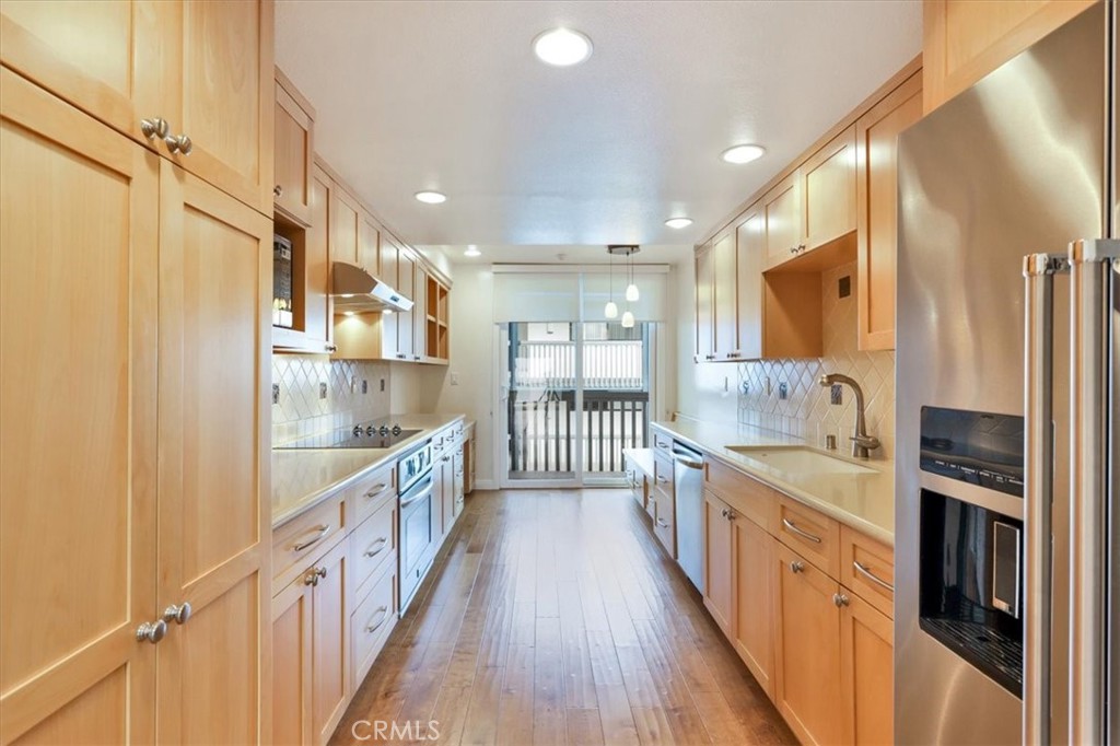 575 Esplanade 305