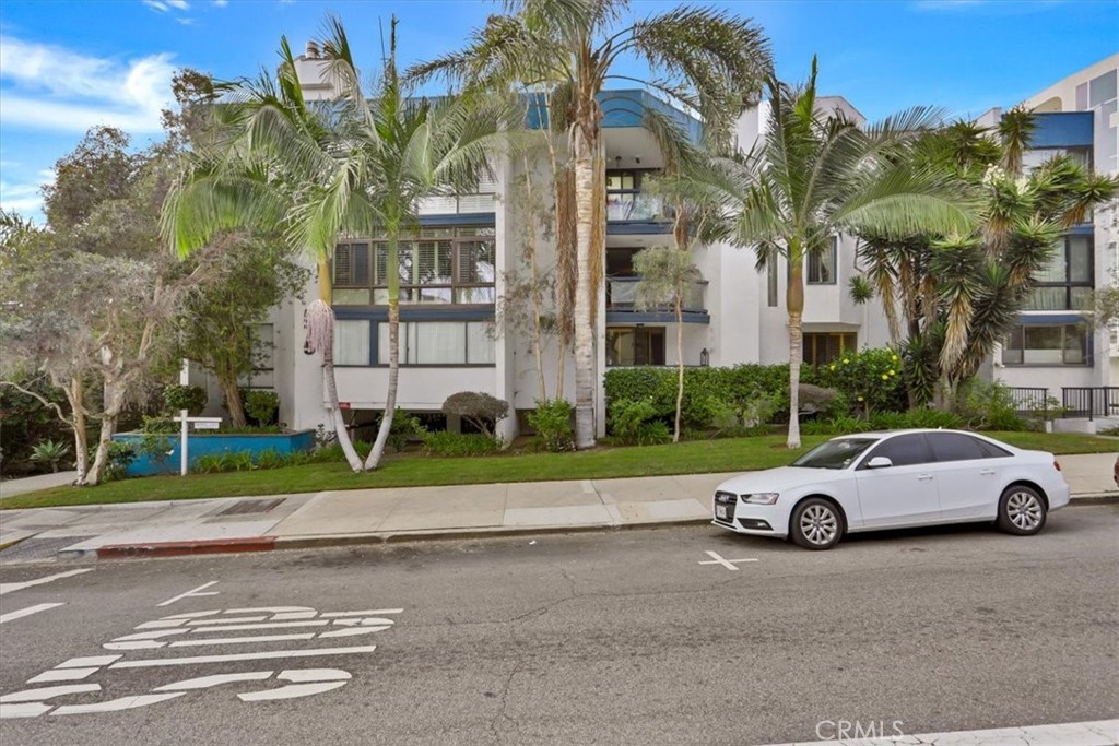 575 Esplanade 305