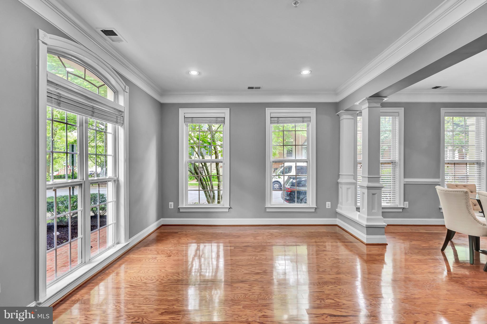 555 Longhorn Cres