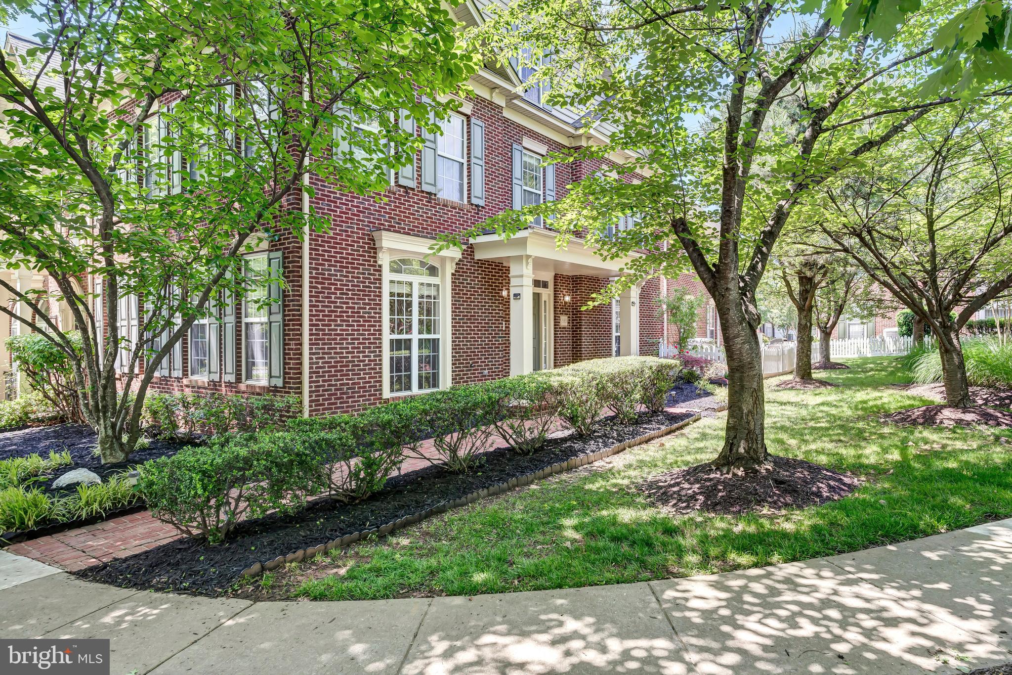 555 Longhorn Cres