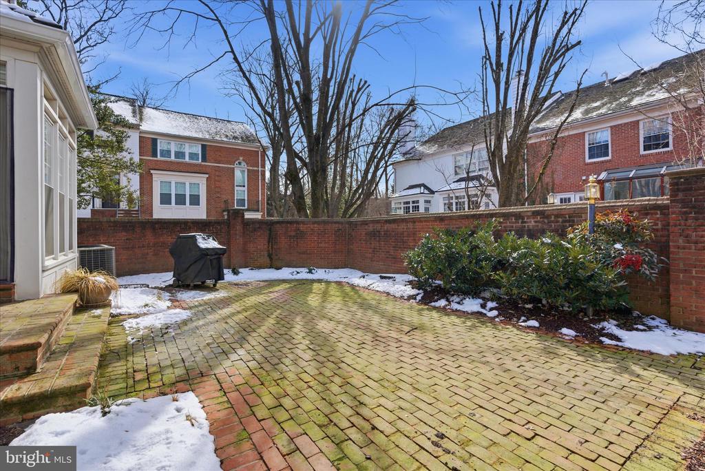 16 MAPLEWOOD PARK COURT