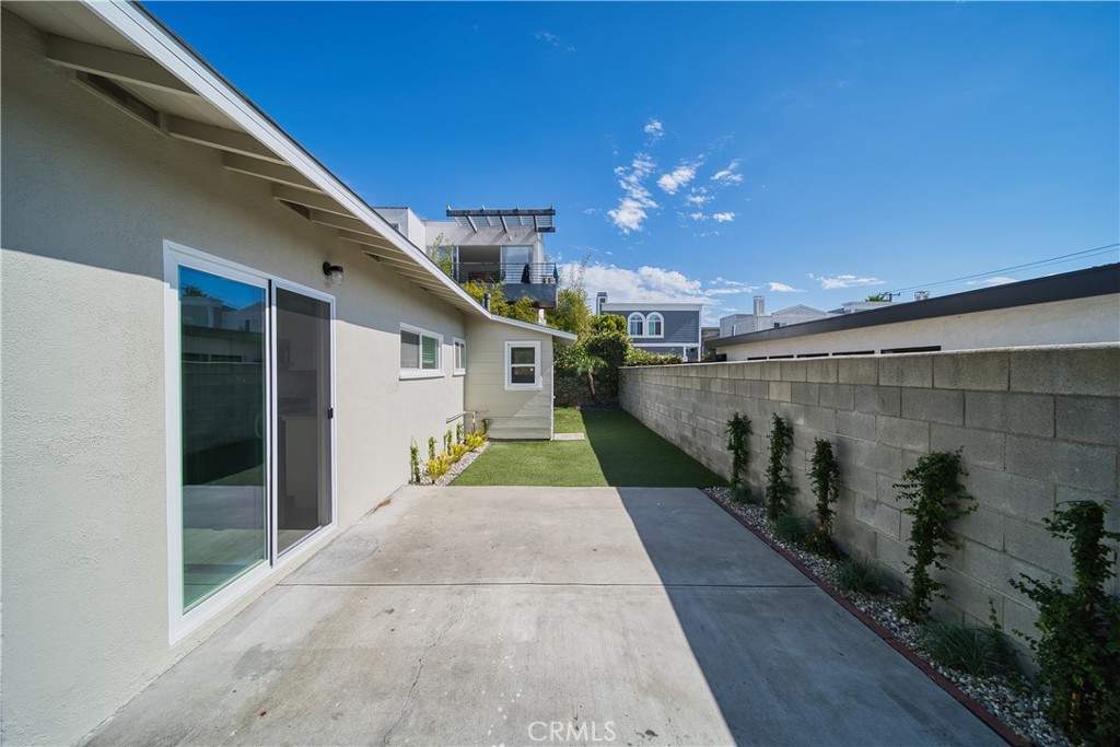 926 MANHATTAN BEACH BLVD B