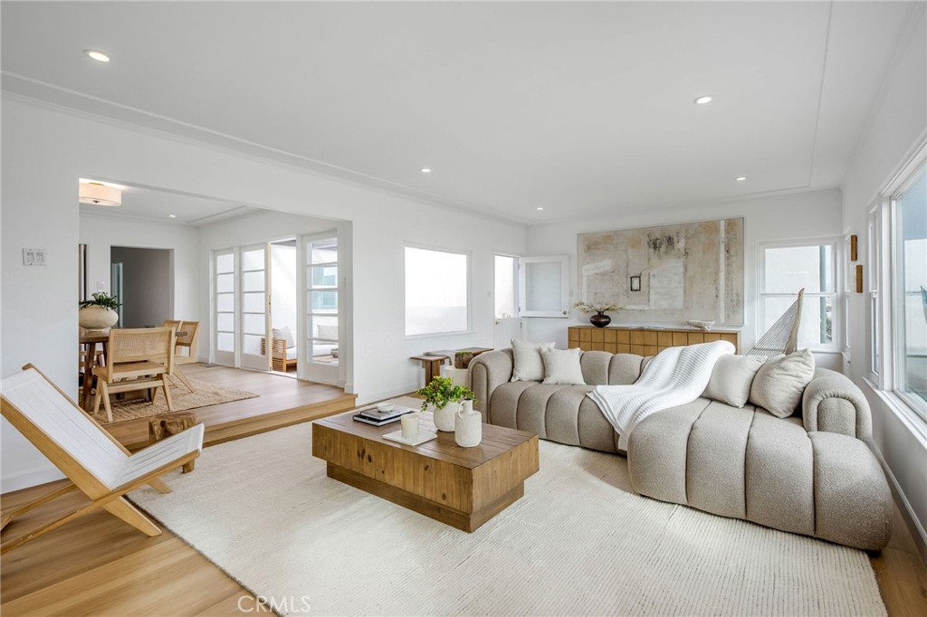 1016 The Strand