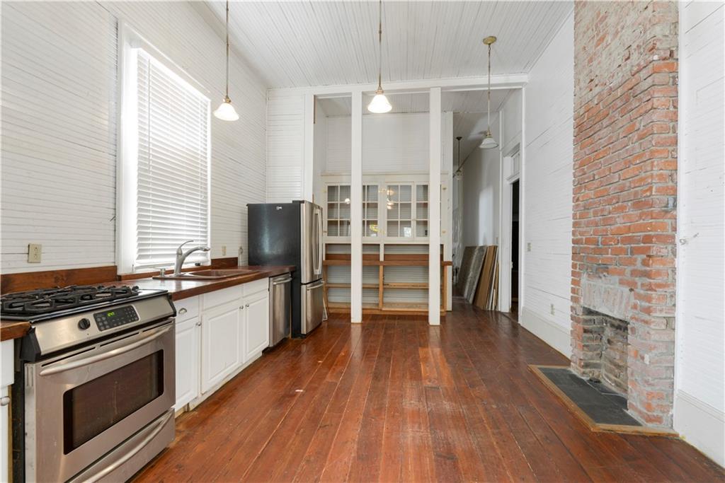 323 BELLEVILLE Street