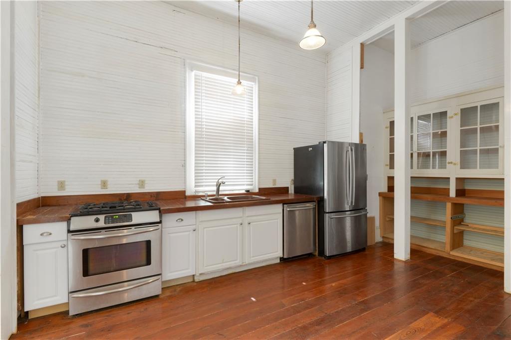 323 BELLEVILLE Street