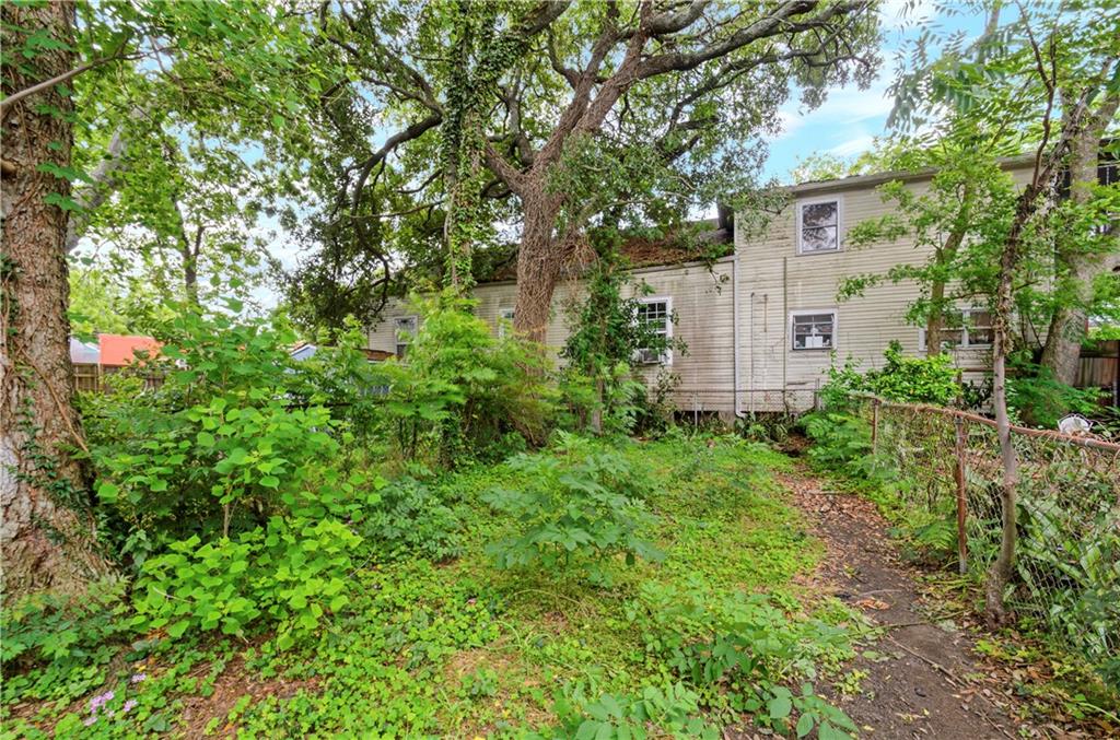 635 37 SEGUIN Street