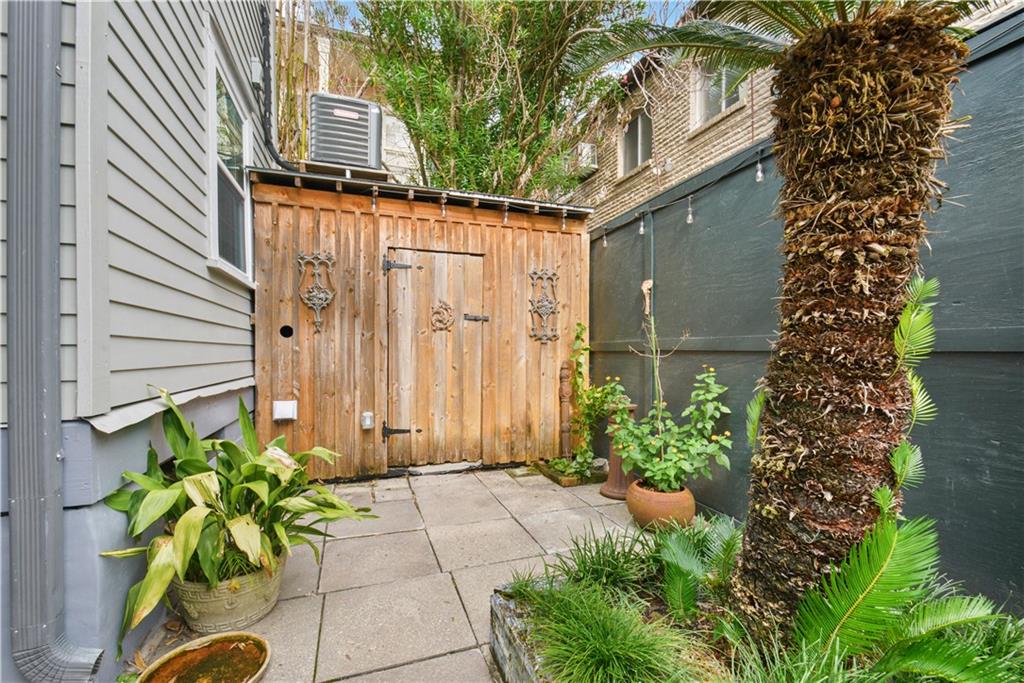 2020 DAUPHINE Street