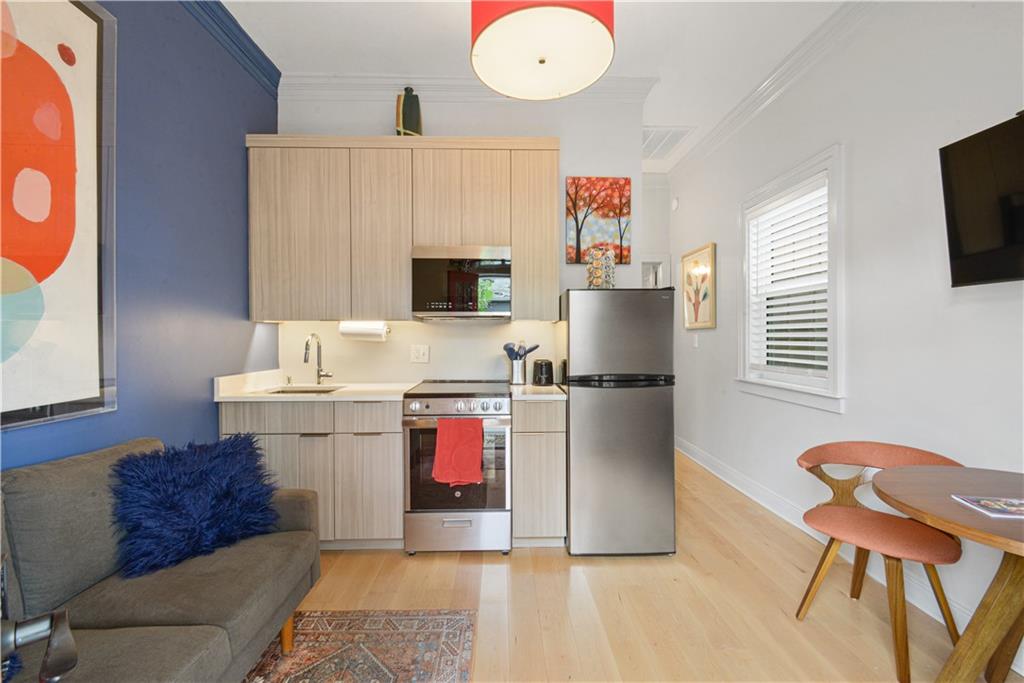 2020 DAUPHINE Street