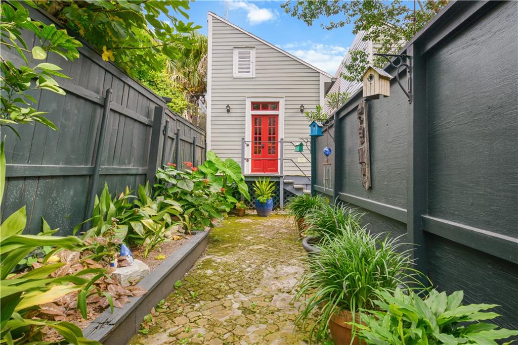 2020 DAUPHINE Street