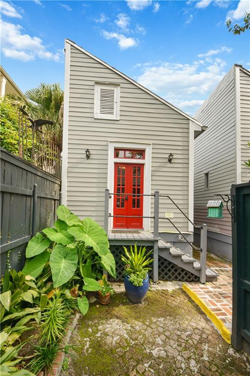 2020 DAUPHINE Street