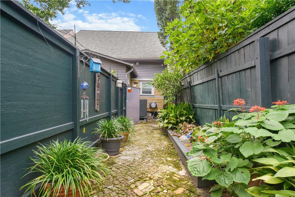 2020 DAUPHINE Street