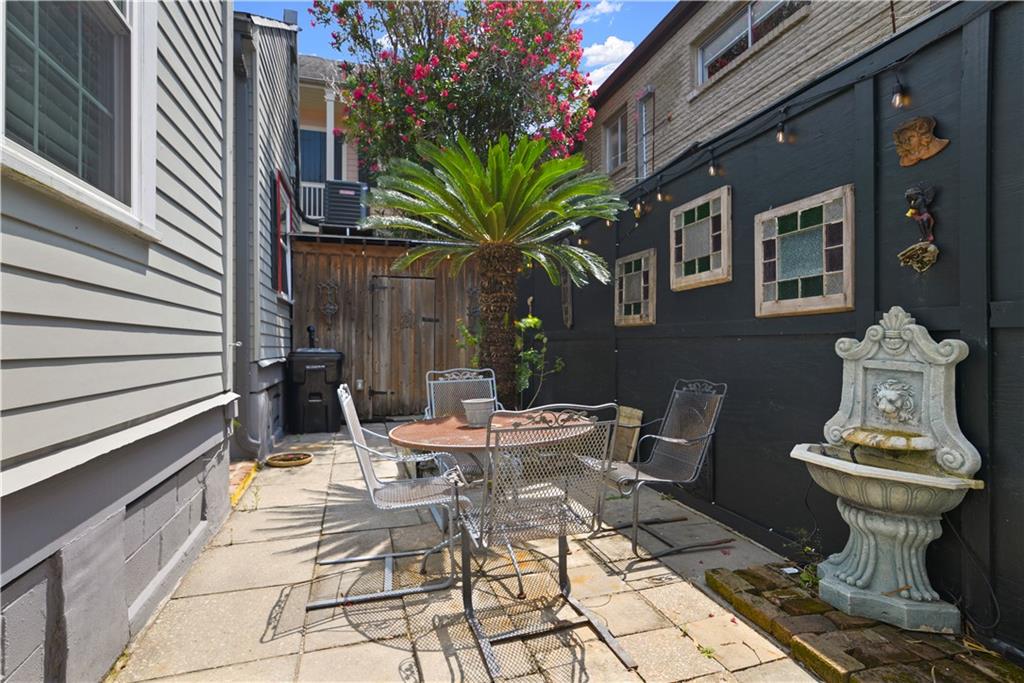 2020 DAUPHINE Street