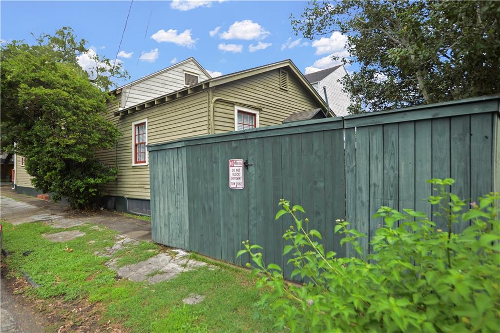 901 OPELOUSAS Avenue
