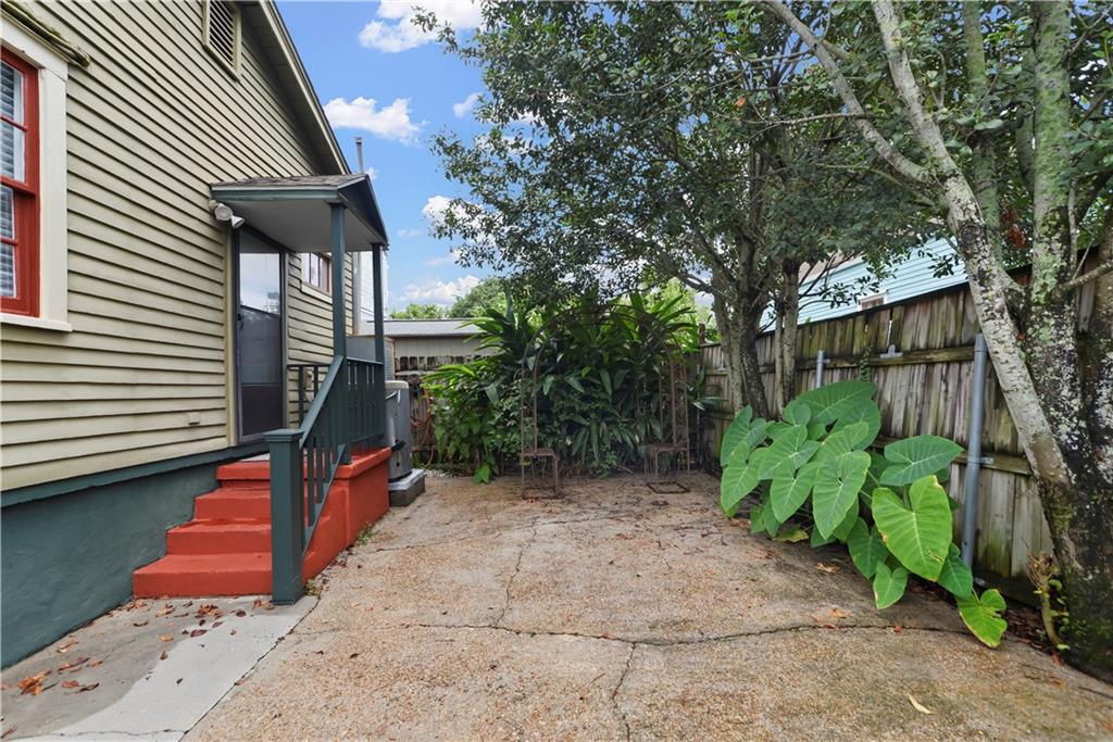 901 OPELOUSAS Avenue