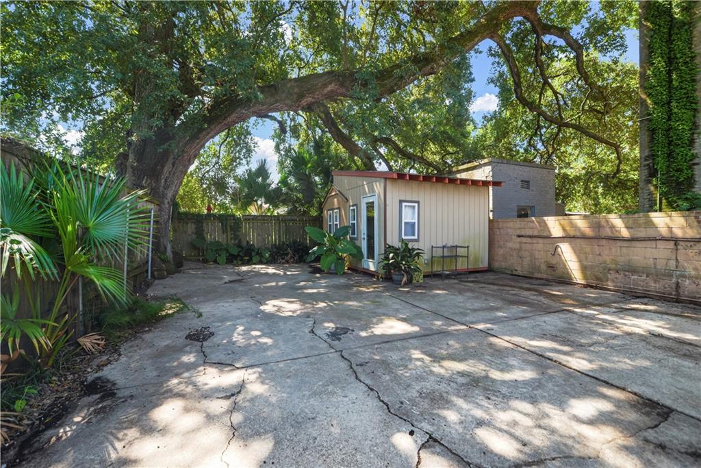 427 OPELOUSAS Avenue