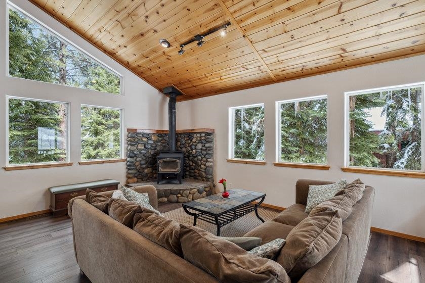 10694 Laurelwood Drive