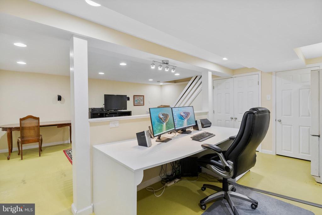 111 W Phoenix Dr