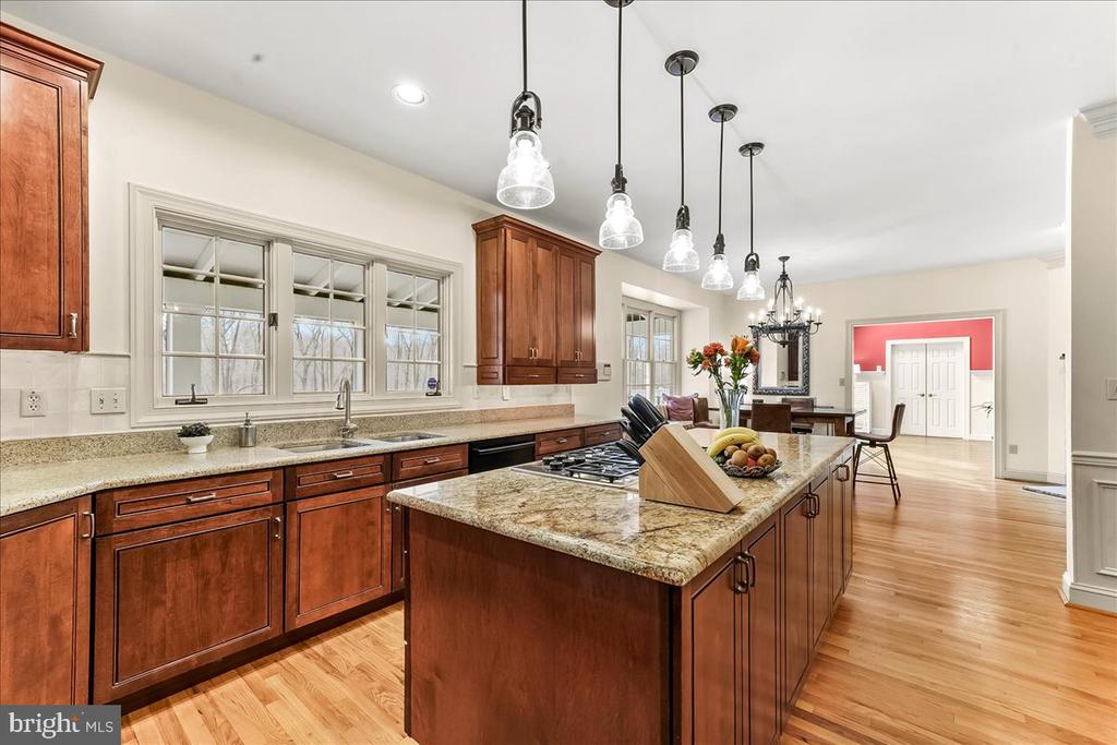 904 ROUNDELAY LANE