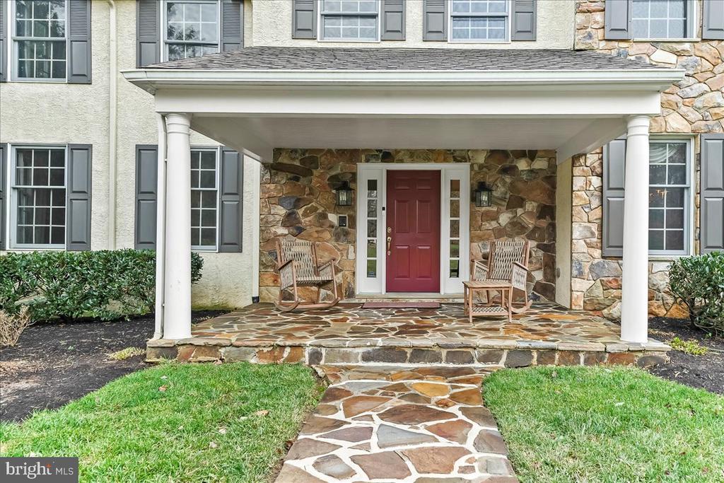 904 ROUNDELAY LANE