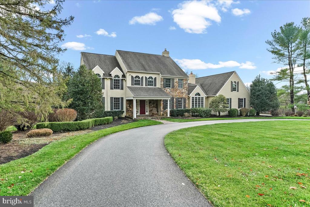 904 ROUNDELAY LANE