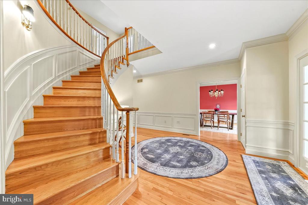 904 ROUNDELAY LANE