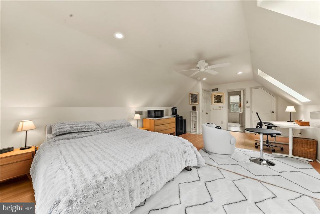 904 ROUNDELAY LANE