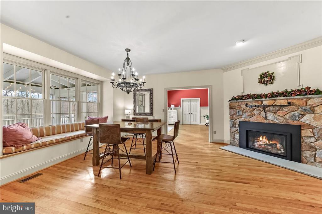 904 ROUNDELAY LANE