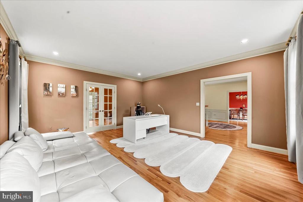 904 ROUNDELAY LANE