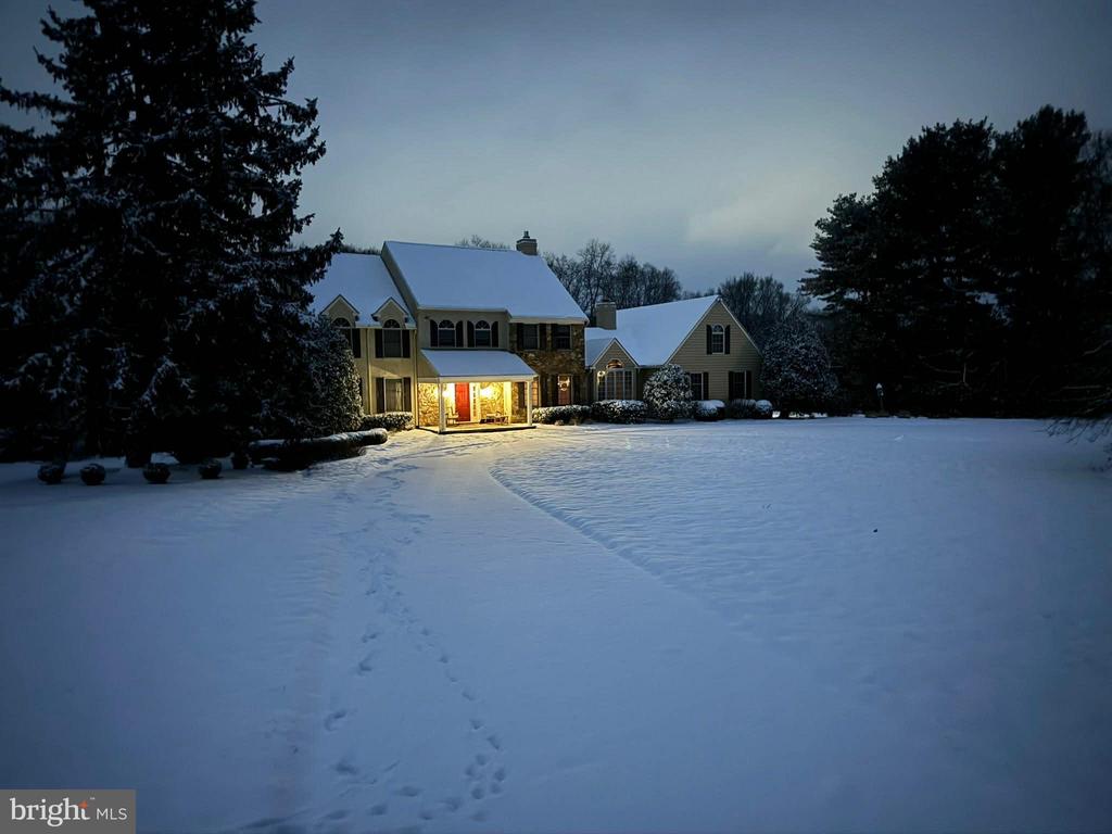 904 ROUNDELAY LANE