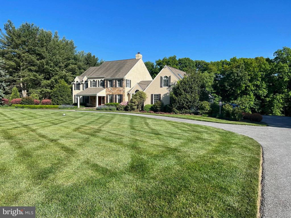 904 ROUNDELAY LANE