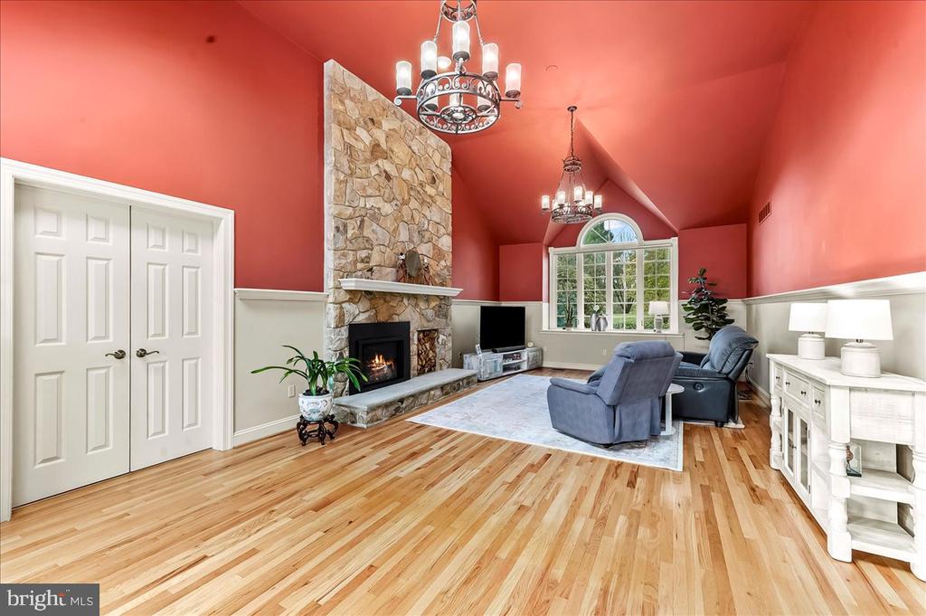 904 ROUNDELAY LANE