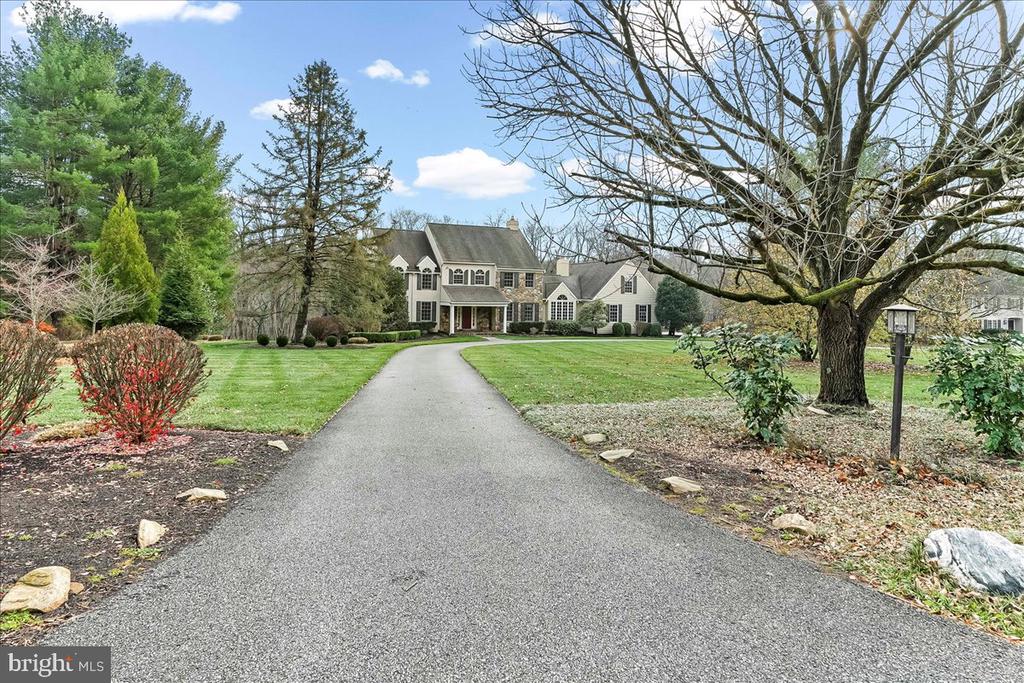 904 ROUNDELAY LANE