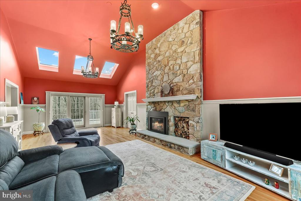 904 ROUNDELAY LANE
