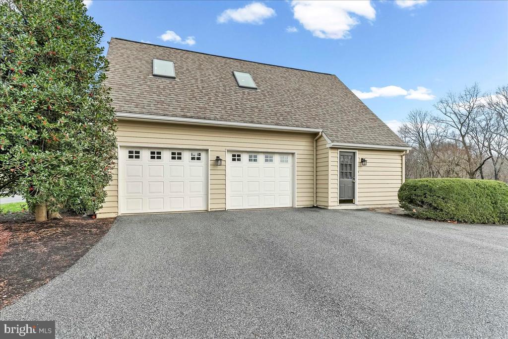 904 ROUNDELAY LANE
