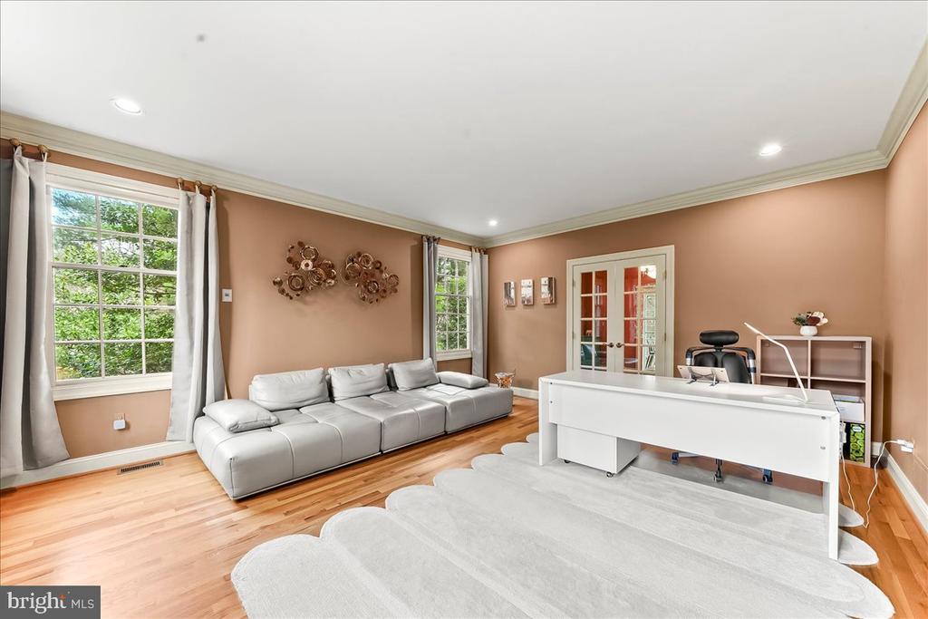 904 ROUNDELAY LANE